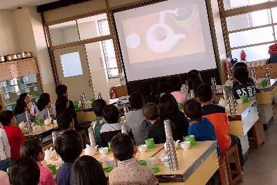 スクリーンで動画を視聴