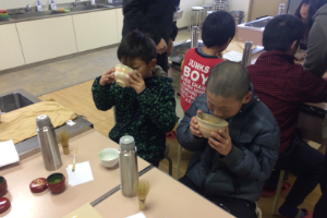 抹茶を飲む